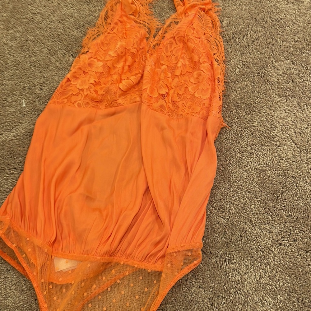 GORGEOUS New NWT Free people Bodysuit with a lace trim - Picture 8 of 9